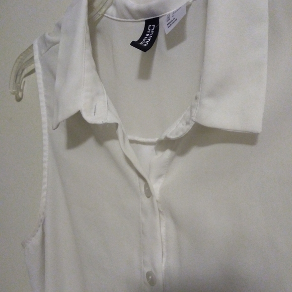Sleeveless Button Down | Divided - Picture 3 of 3